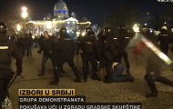 UNS saznaje: Na protestima 24. decembra na fotoreportera Bete i snimatelja Al Džazire nasrtao isti policajac UNS saznaje: Na protestima 24. decembra na fotoreportera Bete i snimatelja Al Džazire nasrtao isti policajac